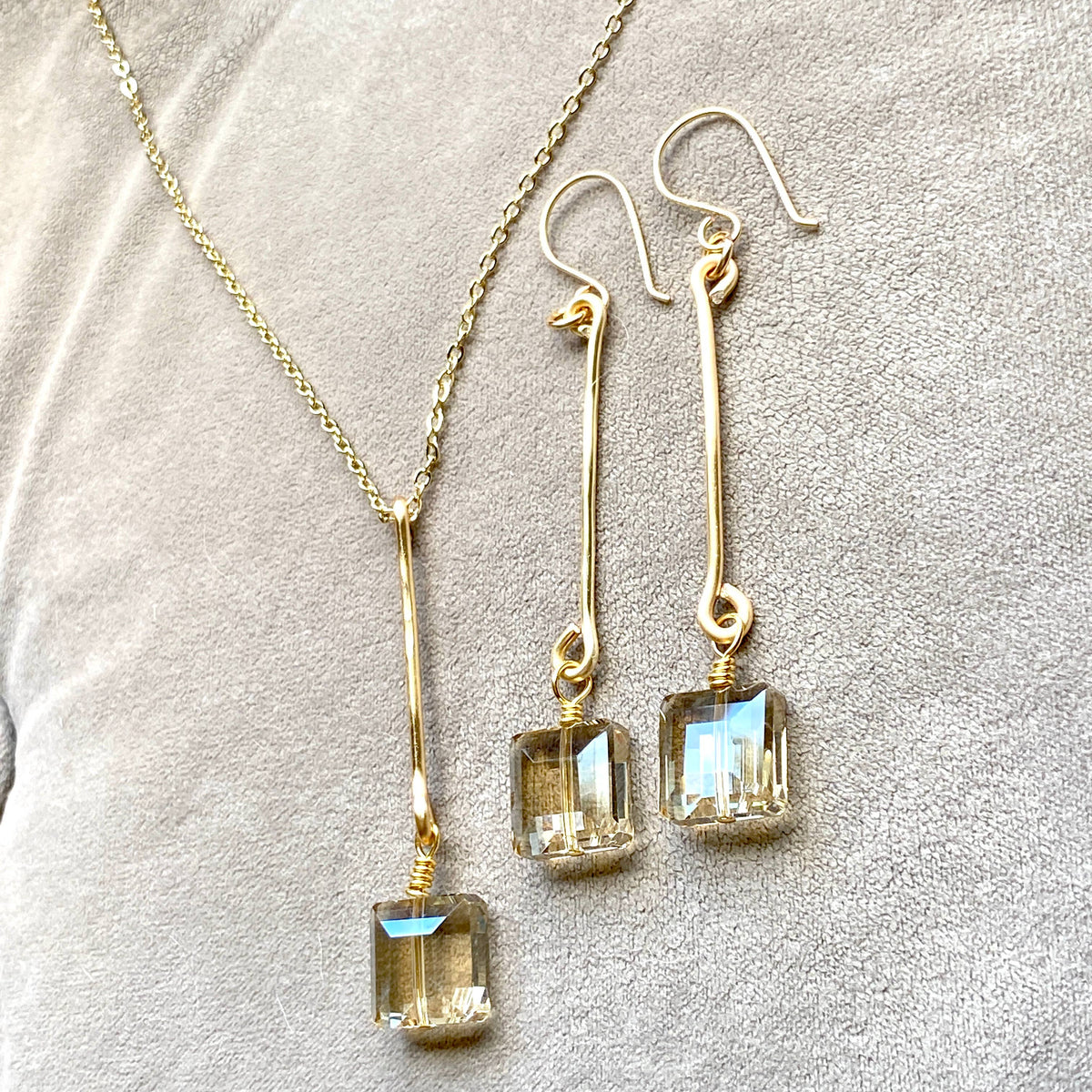 Gold Hammered Bar Set Crystals Collection: Champagne