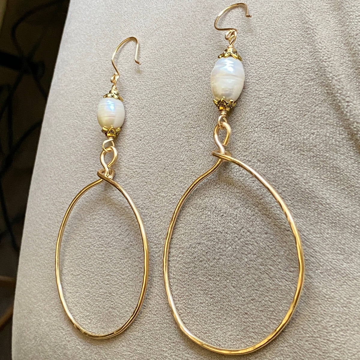 Pearl - Gold Hoop Earring Hammered fresh Water Pearl Drop