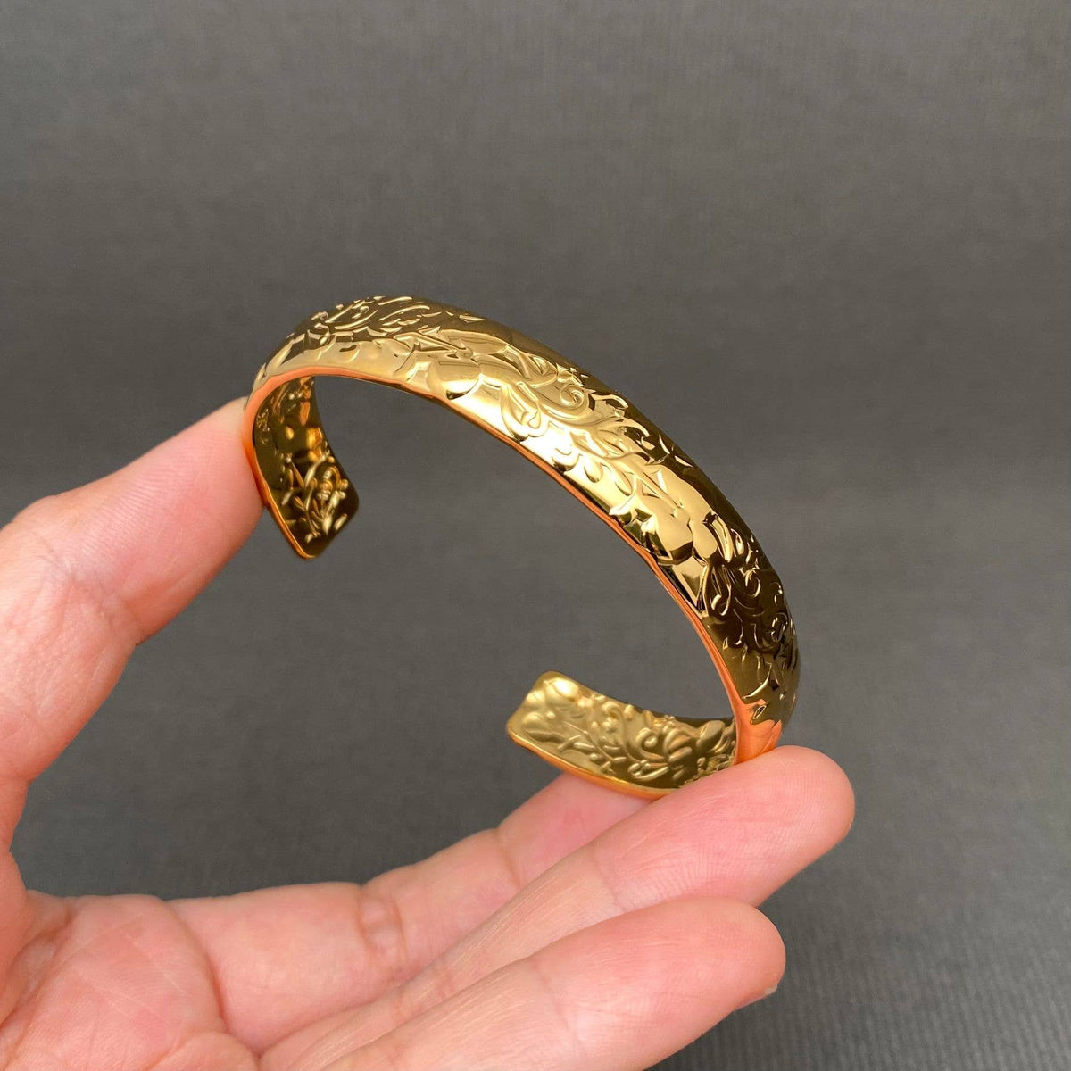 Flower Texture 18K Gold Plated Stainless Steel Cuff - FGS