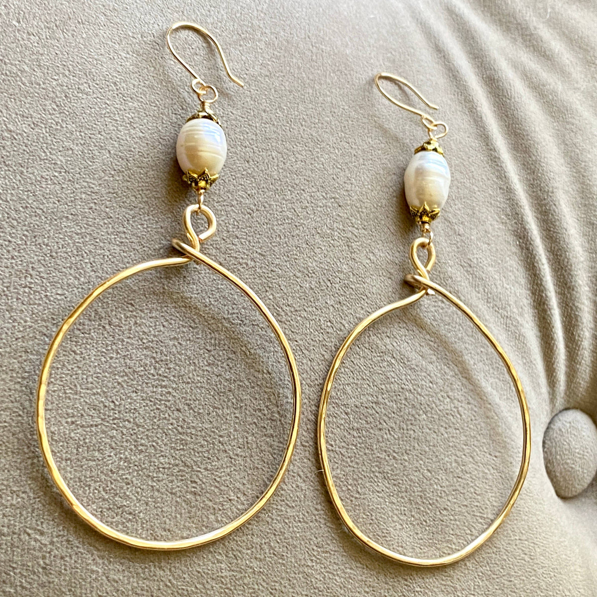 Pearl - Gold Hoop Earring Hammered fresh Water Pearl Drop