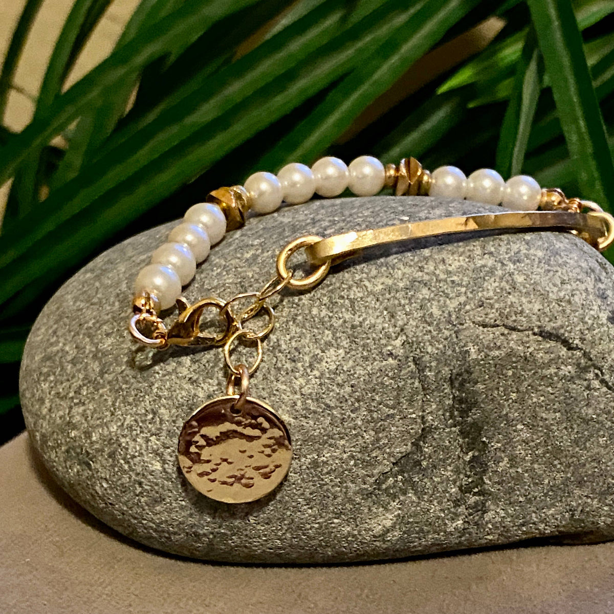 Pearl - Cream Pearl Glass Beads with Hammered Bar Stretch Bracelet