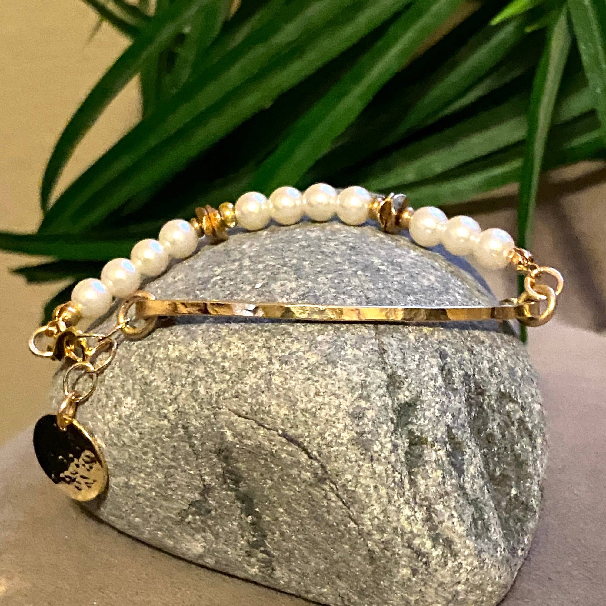 Pearl - Cream Pearl Glass Beads with Hammered Bar Stretch Bracelet