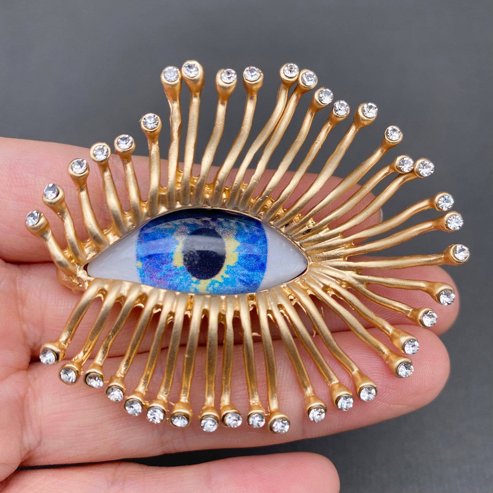 Rhinestone Inlaid Big Eye Brooch