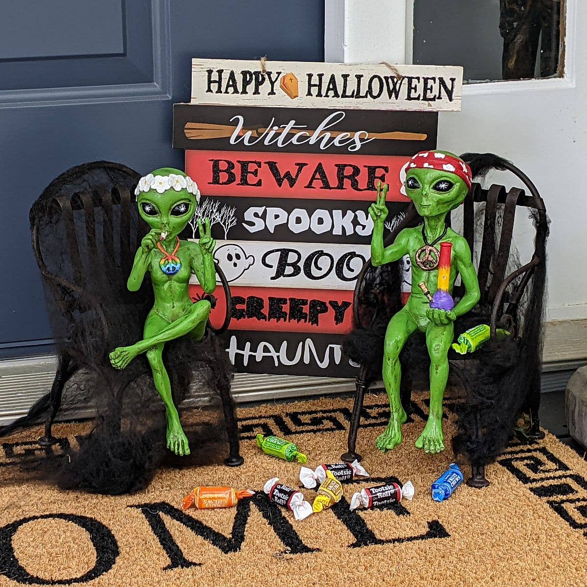 “Hippie and Stoner” 10 Inch H Alien Shelf Sitter Statues
