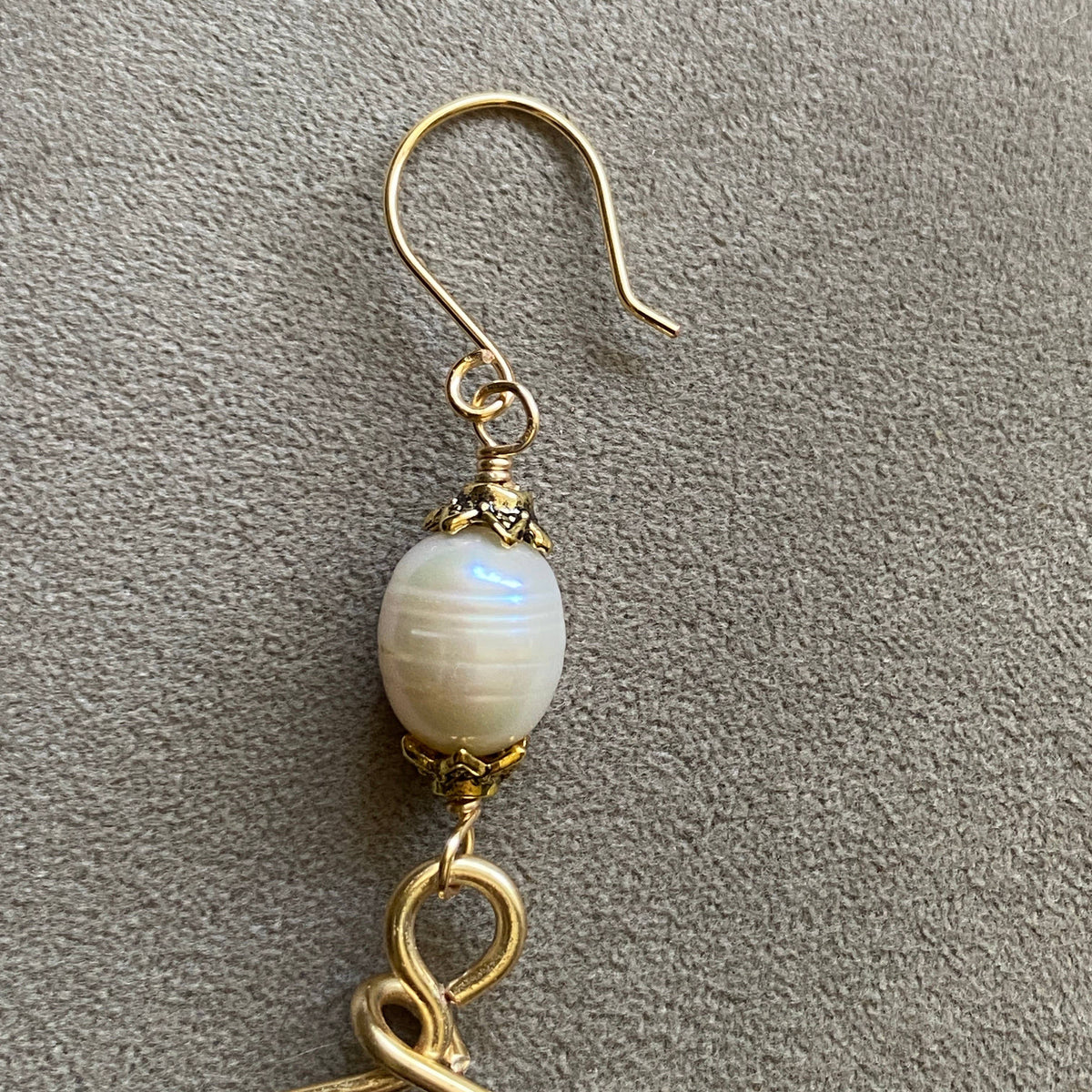 Pearl - Gold Hoop Earring Hammered fresh Water Pearl Drop