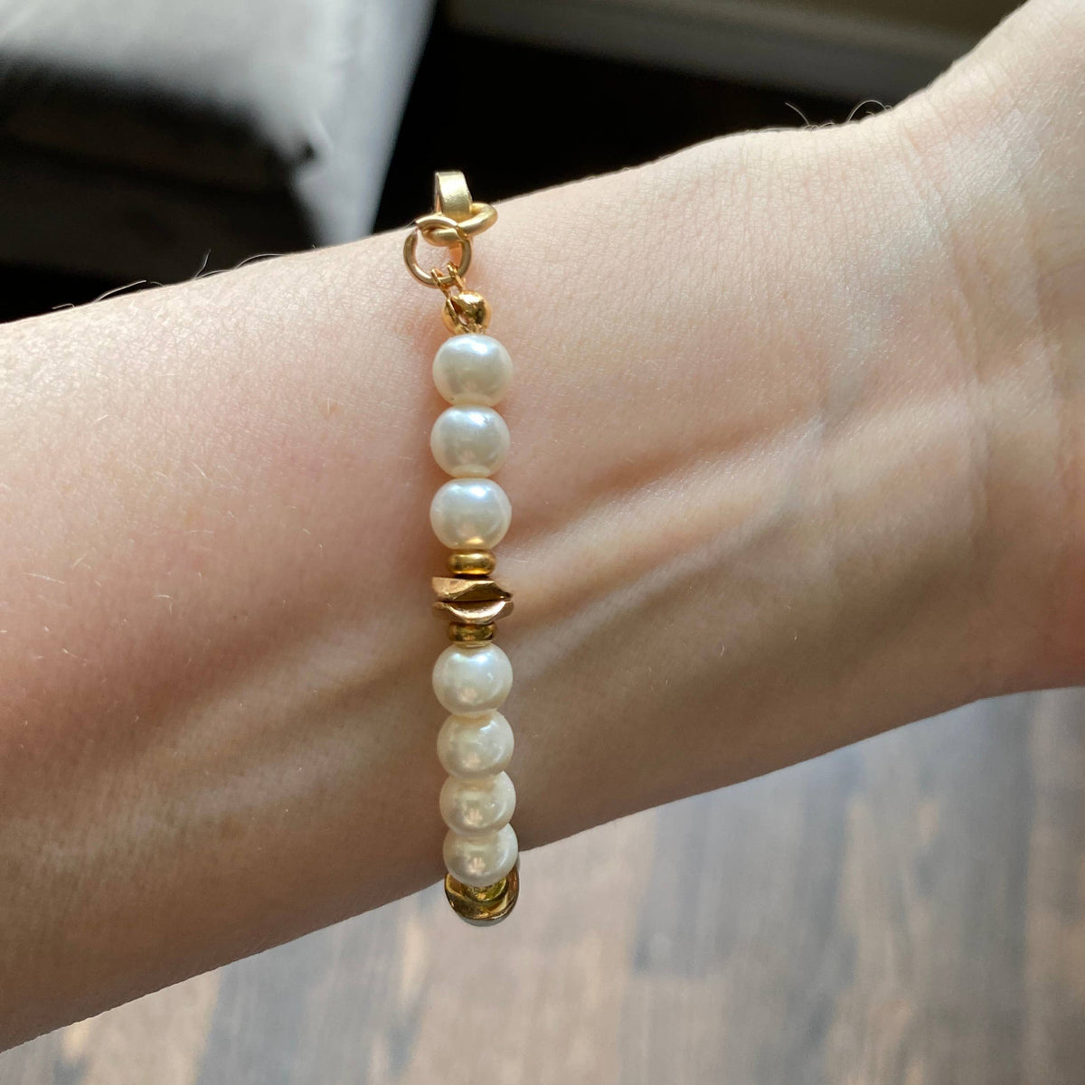 Pearl - Cream Pearl Glass Beads with Hammered Bar Stretch Bracelet