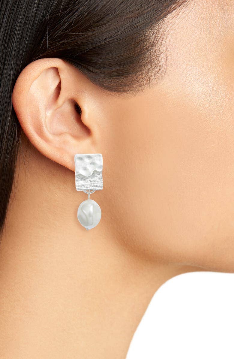 Rectangular clip on earrings with pearl drop: Gold