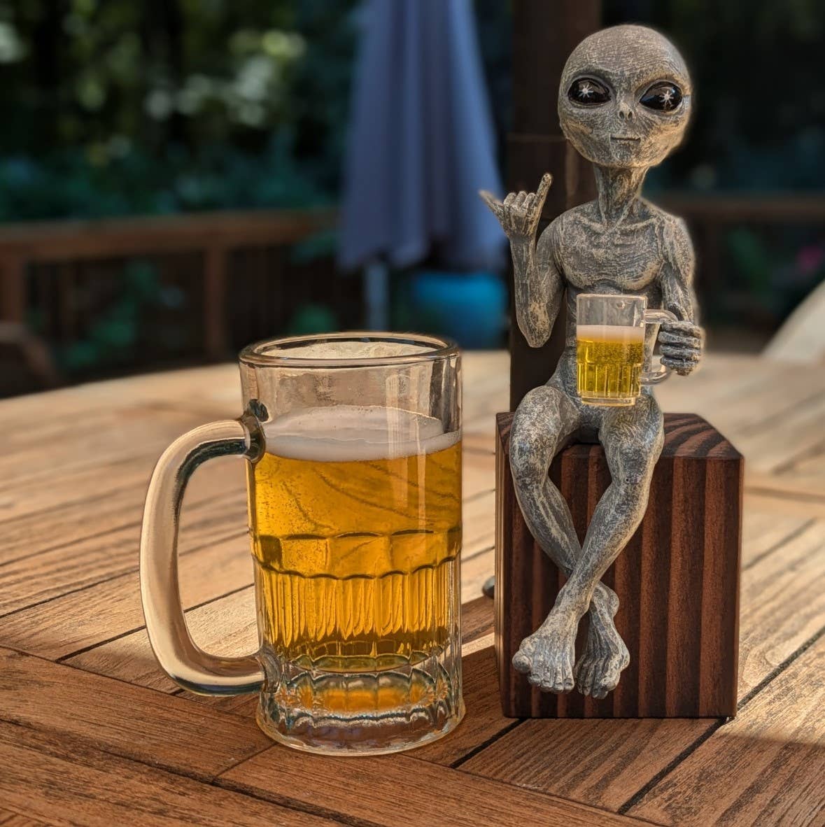 Party Alien Shelf Sitter Male Drinking Beer 10" Figurine