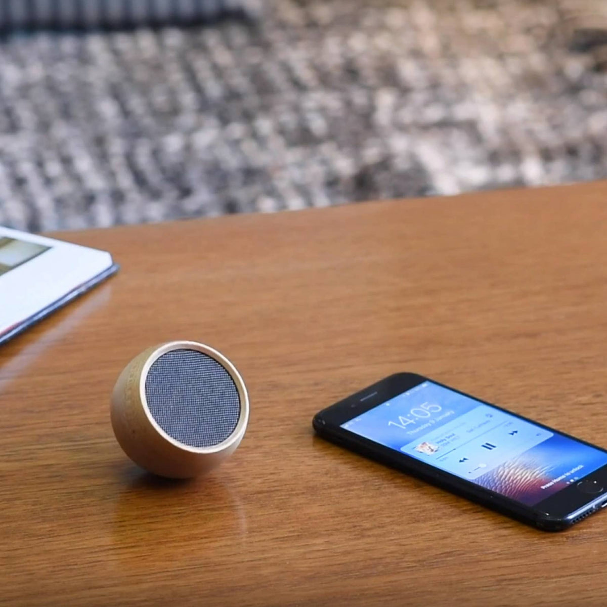 Tumbler Selfie Speaker: Walnut