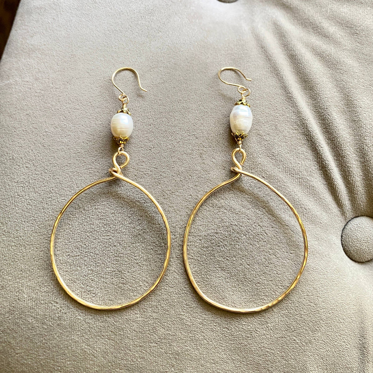 Pearl - Gold Hoop Earring Hammered fresh Water Pearl Drop
