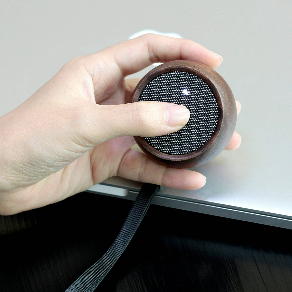 Tumbler Selfie Speaker: Walnut