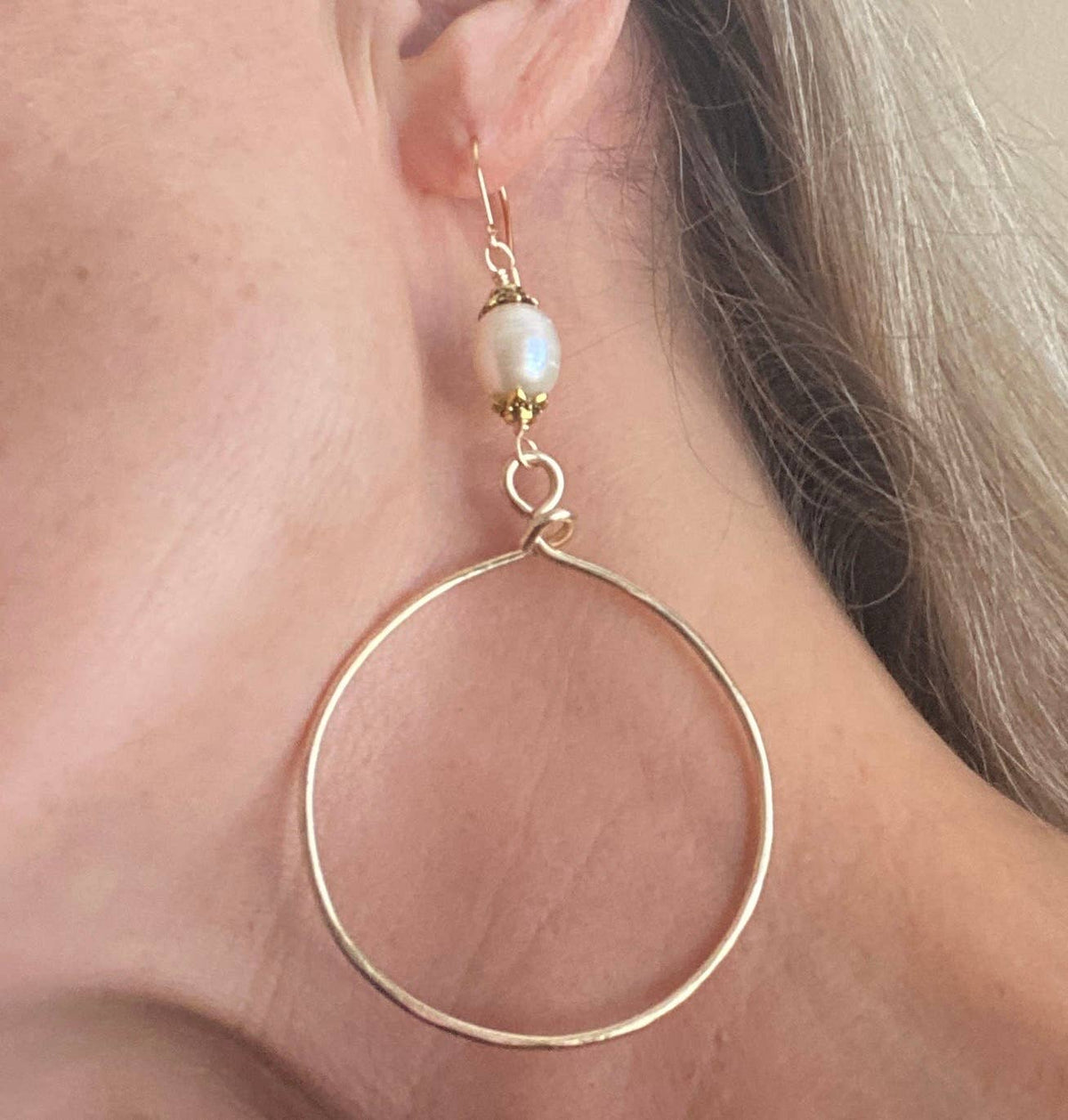Pearl - Gold Hoop Earring Hammered fresh Water Pearl Drop