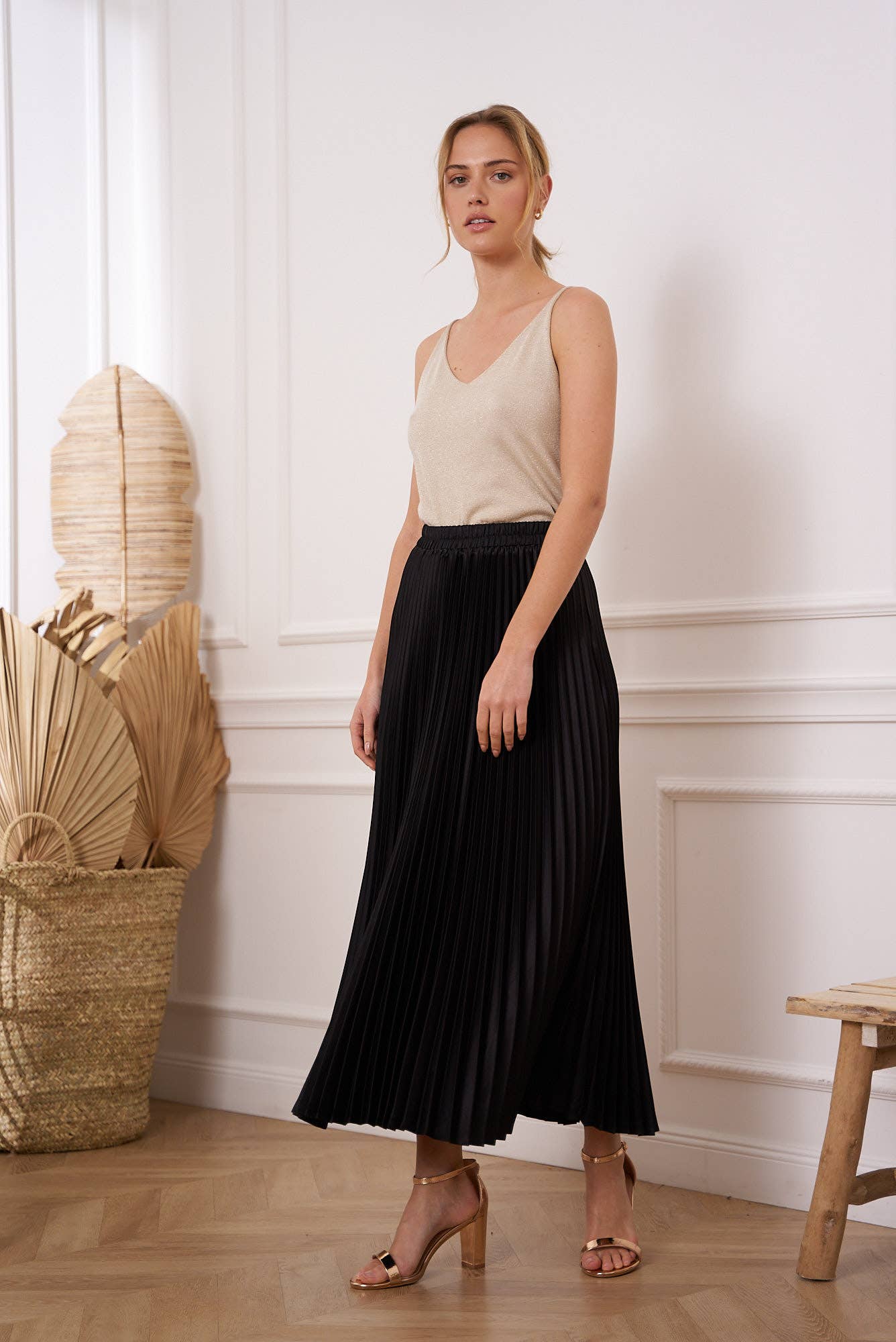 Black Pleated skirt in plain polyester satin.